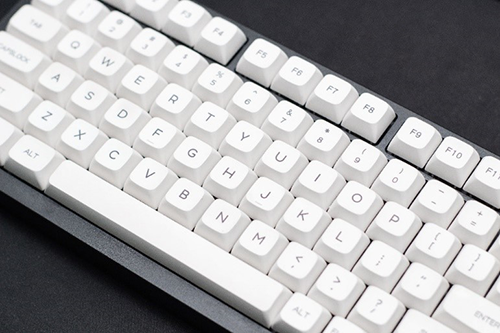 Image of a white keyboard.